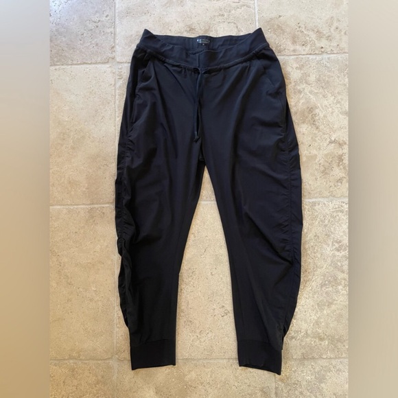$99 ATHLETA Black ATTITUDE Pants Ruched Joggers Leggings Sz 12 - Picture 5 of 10